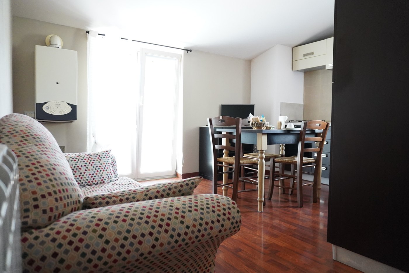 Zona giorno con divano e tavolo da pranzo del B&B Vittoria a Potenza